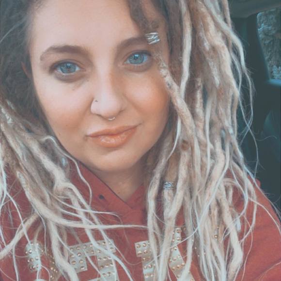 Profile Picture of Amanda Baros (@mandybaros) on Poshmark