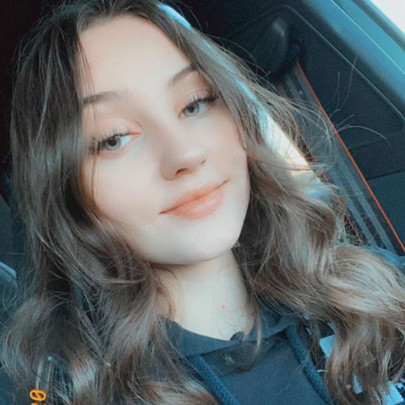 Profile Picture of Sydney Weakland (@j_weakland) on Poshmark