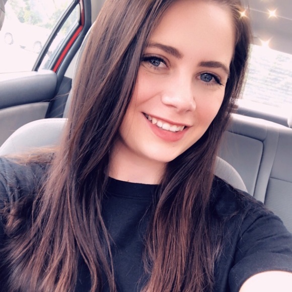 Profile Picture of Kaylin Shimmin (@kaylinshimmin) on Poshmark