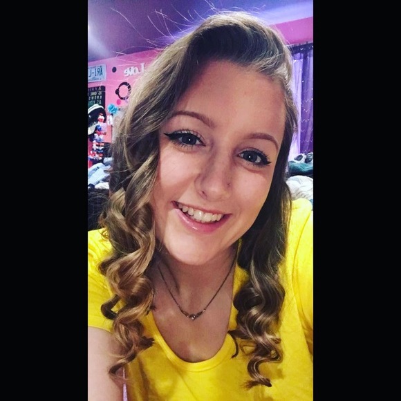 Profile Picture of Arielle Bostaph (@aebostaph) on Poshmark