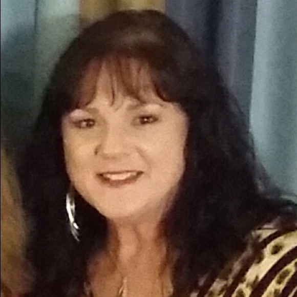 Profile Picture of Robin Munier (@robinegg55) on Poshmark