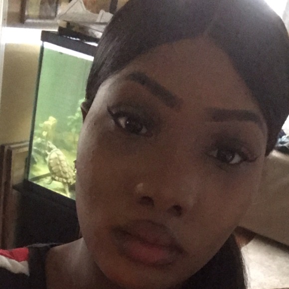 Profile Picture of Ariel Mcclain (@ariellizmcclain) on Poshmark