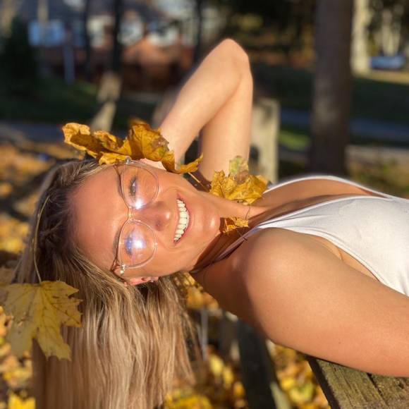 Profile Picture of Danielle Jason (@daniellejason19) on Poshmark