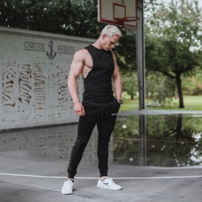 Profile Picture of Phillip Barrett (@phillyphysiques) on Twitter