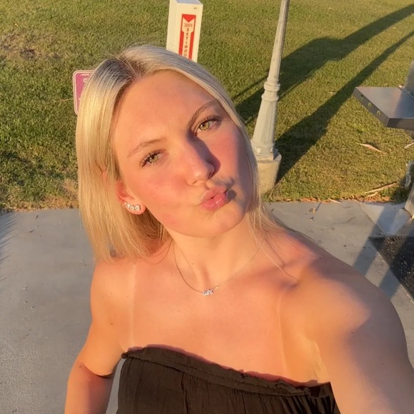 Profile Picture of Brooke Pattschull (@brookiepattch) on Poshmark