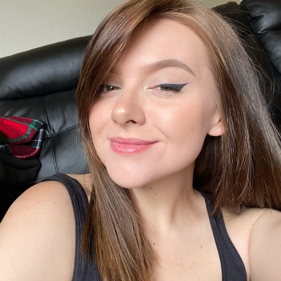Profile Picture of Serena Eyerly (@serenaeyerly) on Poshmark