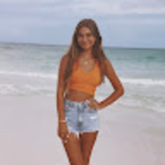 Profile Picture of Sophie Chenot (@sophiechenot24) on Poshmark