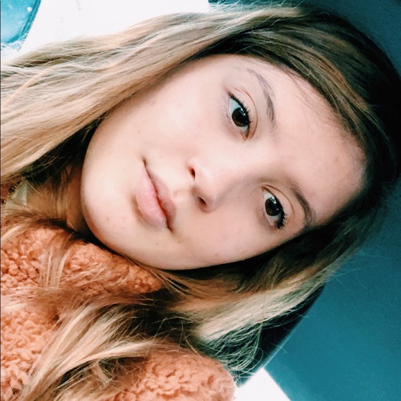 Profile Picture of Amanda Murcko (@murcko2002) on Poshmark