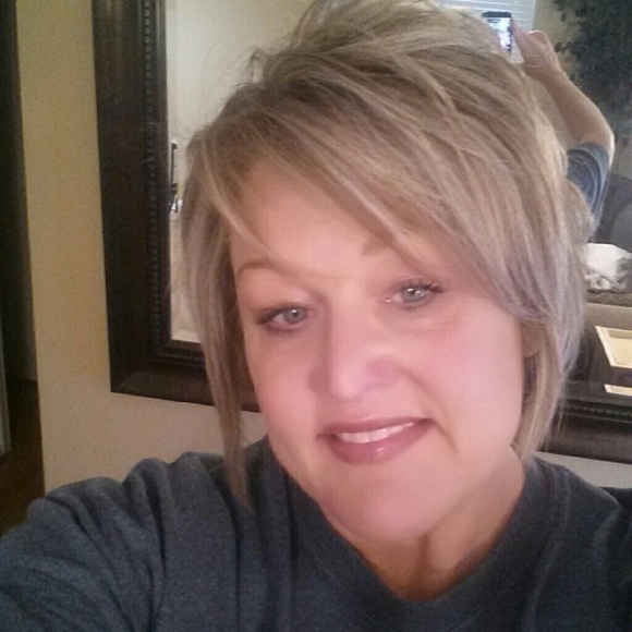 Profile Picture of Kim Sitton (@kimsitton) on Poshmark