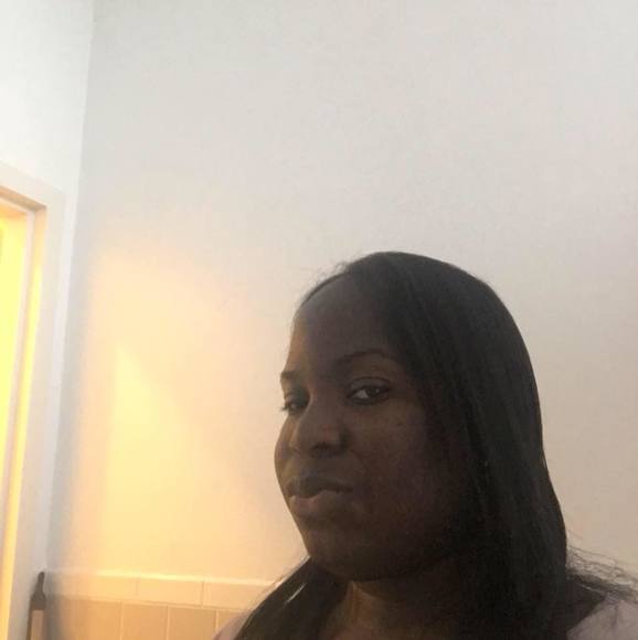 Profile Picture of Robin Bookman (@robinbkmn) on Poshmark