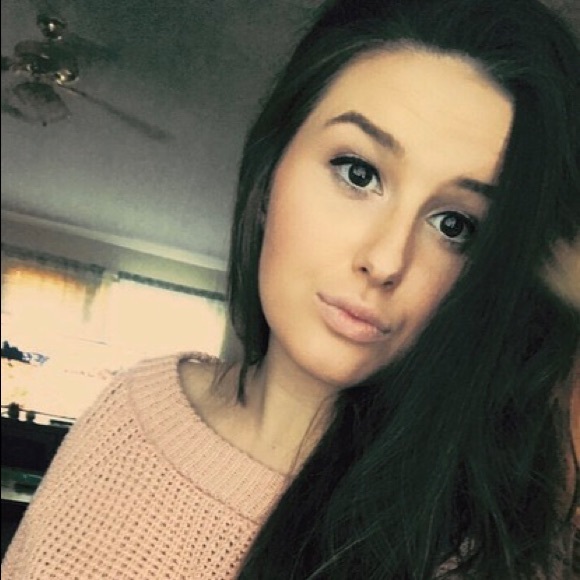 Profile Picture of Tori Johnson (@toriimaae) on Poshmark