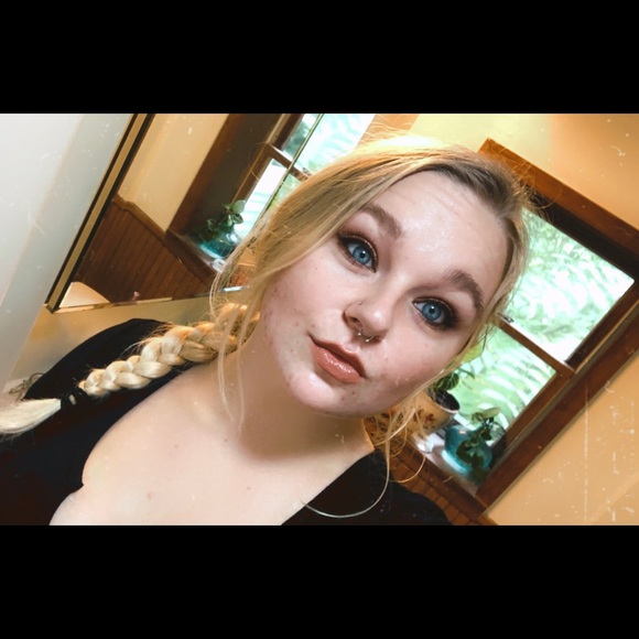 Profile Picture of Ashley Broccoliholz (@ash3german) on Poshmark