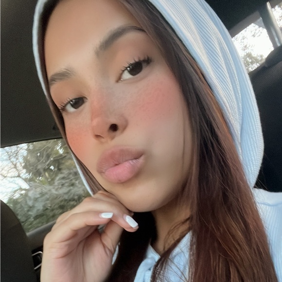 Profile Picture of Aisha Gonzalez (@aishagonzalez9) on Poshmark