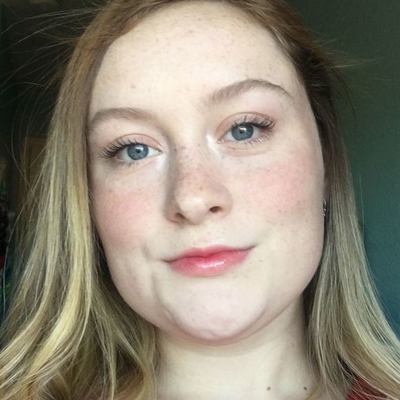 Profile Picture of Elizabeth Shawl (@elizabethshawl) on Poshmark