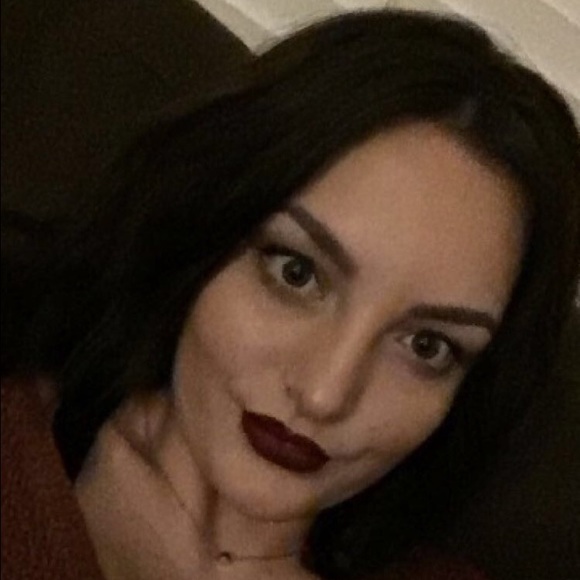 Profile Picture of Alex Goolsby (@alexjadee) on Poshmark