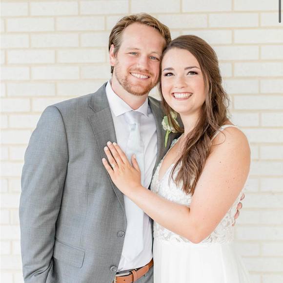 Profile Picture of Lindsey Barger (@lpbarger) on Poshmark