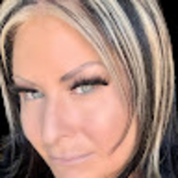 Profile Picture of Carstene Warshawsky (@carstene) on Poshmark