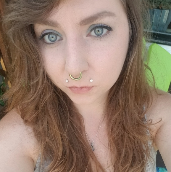 Profile Picture of Rachel Cronk (@blinkdoge) on Poshmark