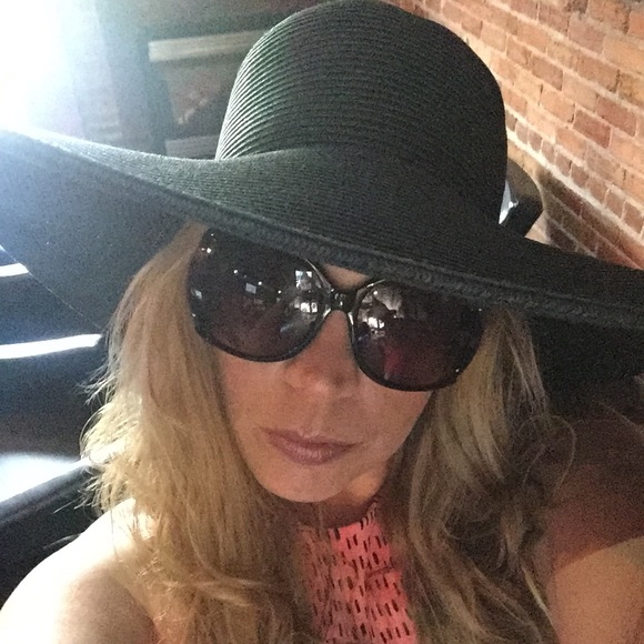 Profile Picture of Dana Shankleton (@dana1327) on Poshmark