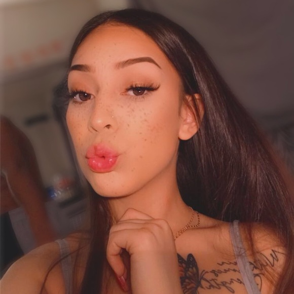 Profile Picture of Talia Tanori (@taliajasmine) on Poshmark