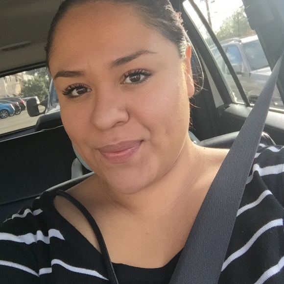 Profile Picture of Tiffany Nuyens (@tnuyens40) on Poshmark