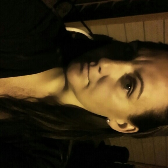 Profile Picture of Belinda Umland (@bju) on Poshmark