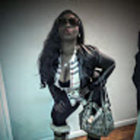 Profile Picture of Shantell Reid (@shantellreid) on Poshmark