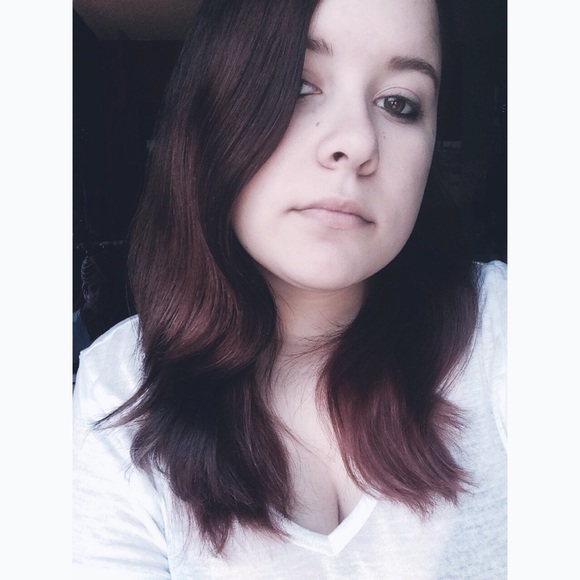 Profile Picture of Taylor Stamas (@taylorstamas) on Poshmark