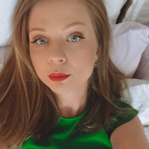 Profile Picture of Amber Schultz (@amberschultz120) on Poshmark