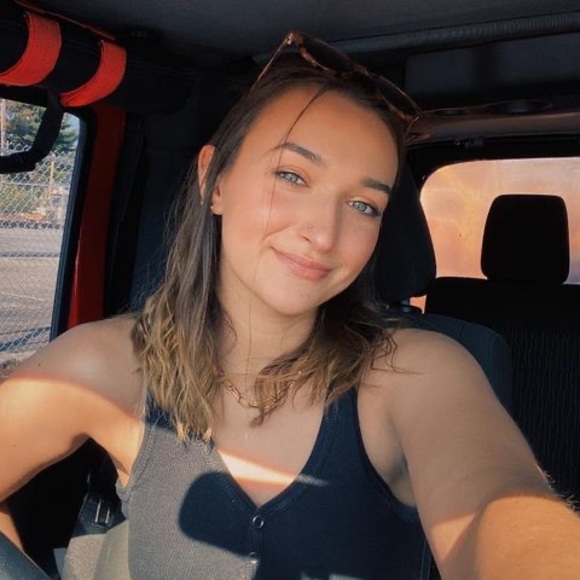 Profile Picture of Lily Wierzbicki (@lilywierzbicki) on Poshmark