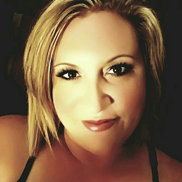 Profile Picture of Lori Allen (@loriallen4) on Poshmark