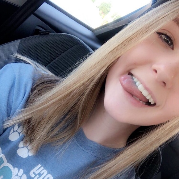 Profile Picture of Katie Beinkemper (@katiebeinkemper) on Poshmark