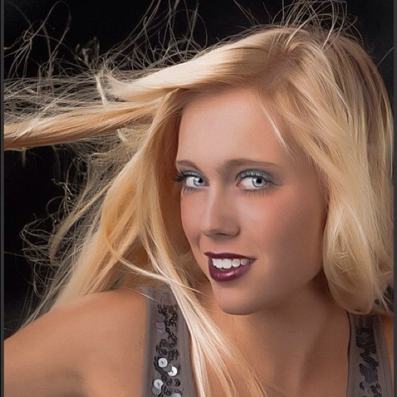 Profile Picture of Kristin Hedstrom (@hedstromk) on Poshmark