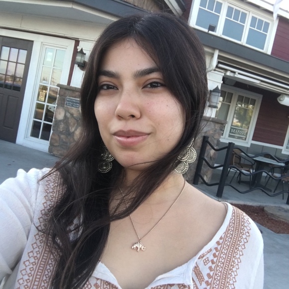 Profile Picture of Miranda Cisneros (@mirandanicolec) on Poshmark