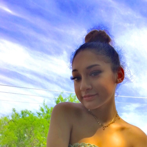 Profile Picture of Crystal Valerio (@crysvale122) on Poshmark