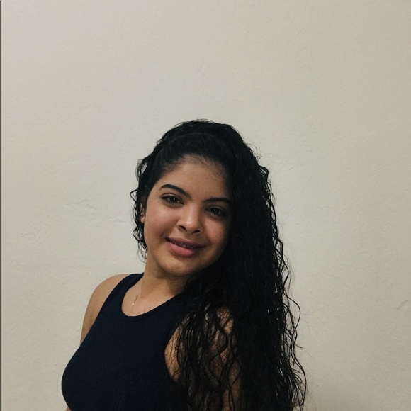 Profile Picture of Amanda Fonseca (@amandacuba23) on Poshmark