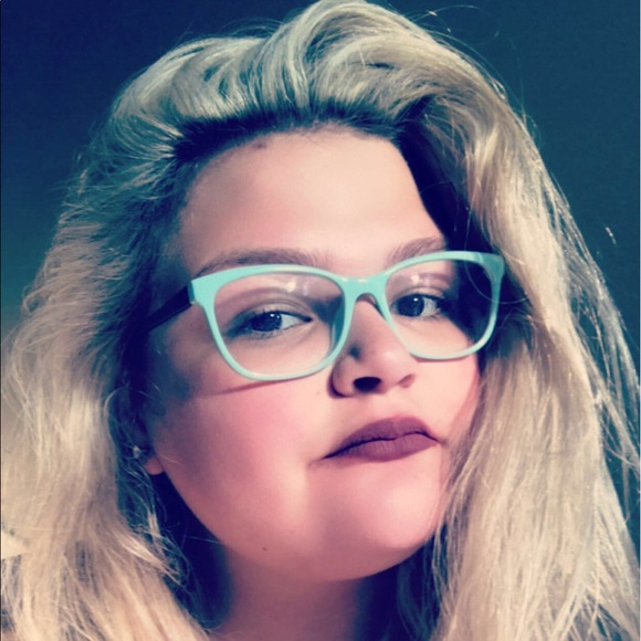 Profile Picture of Mckenna Lonidier (@cutekenna) on Poshmark