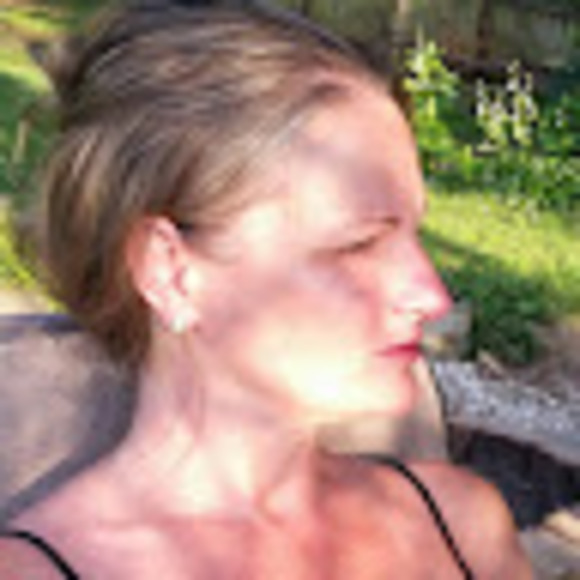 Profile Picture of Kimberly Knighting (@airborne72) on Poshmark