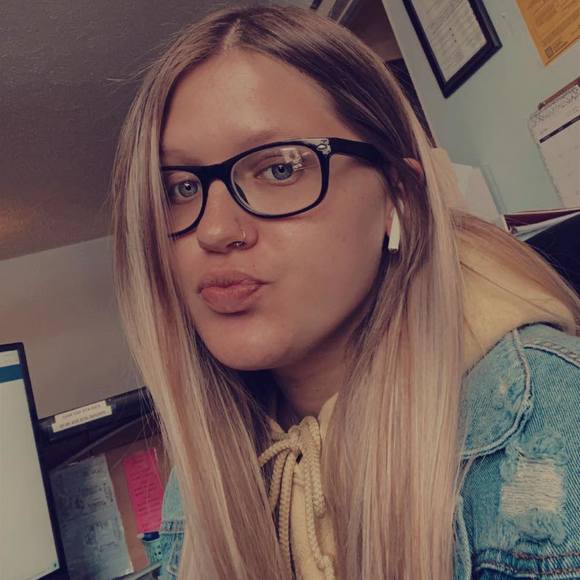 Profile Picture of Elizabeth Bowmar (@bowmarbeth) on Poshmark