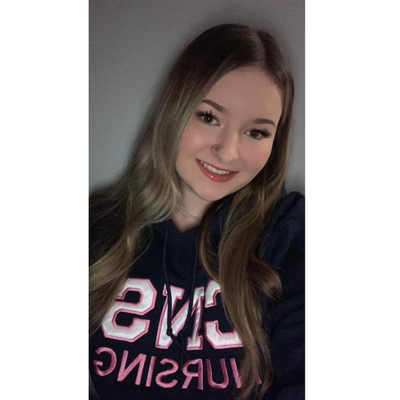 Profile Picture of Anna-leigh Grandy (@annaleighgrandy) on Poshmark