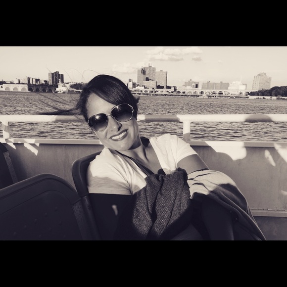 Profile Picture of Regine Chicoye (@samyalange) on Poshmark