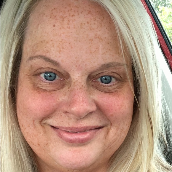 Profile Picture of Carol Pooley (@carolpooley582) on Poshmark