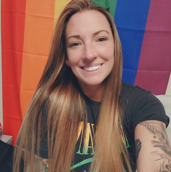 Profile Picture of Nicole renee Howe (@n_howe) on Poshmark