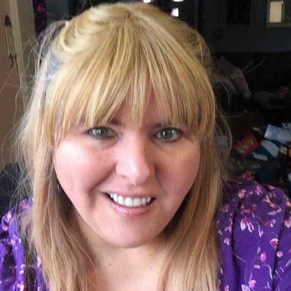 Profile Picture of Tina Boross (@smilingteenie) on Poshmark