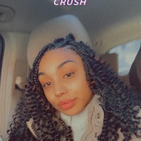 Profile Picture of Leah Tate (@leahmtate) on Poshmark