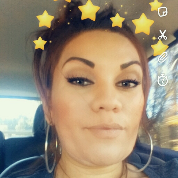 Profile Picture of Veronica Betterley (@veroneekah9) on Poshmark