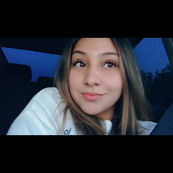 Profile Picture of Daniela Barragan (@danielabarra146) on Poshmark