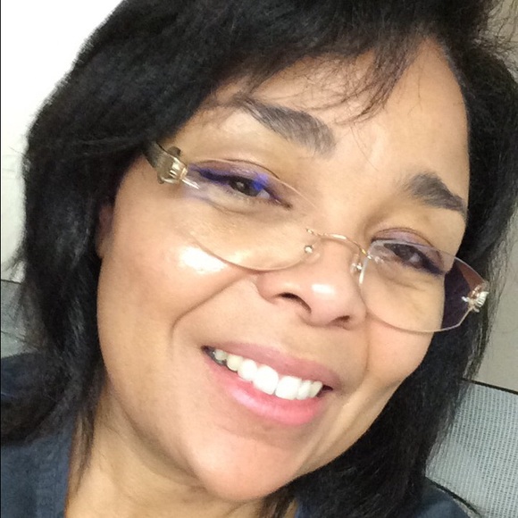 Profile Picture of Loretta Thompson (@konatone) on Poshmark