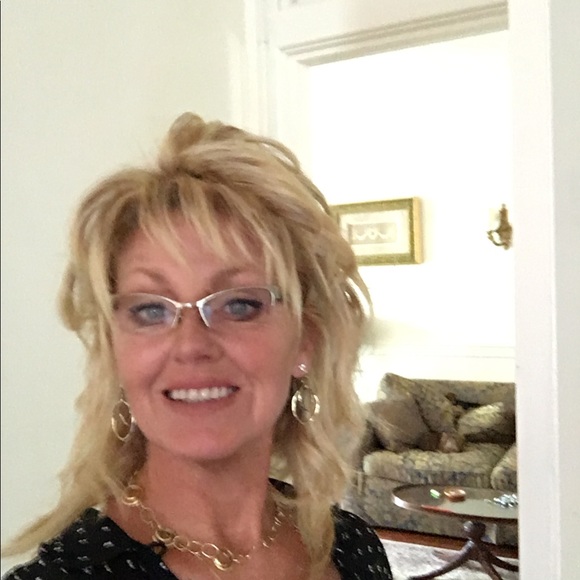 Profile Picture of Dawn Doland (@dawndol) on Poshmark