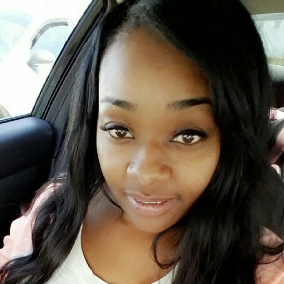 Profile Picture of Cheryl James (@realrell) on Poshmark